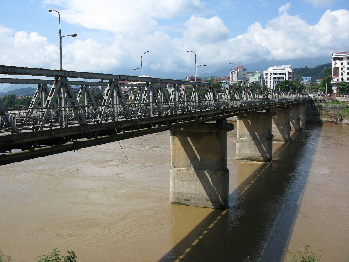 Một góc khác của cầu Cốc Lếu bên sông Hồng; ảnh chụp năm 2008.