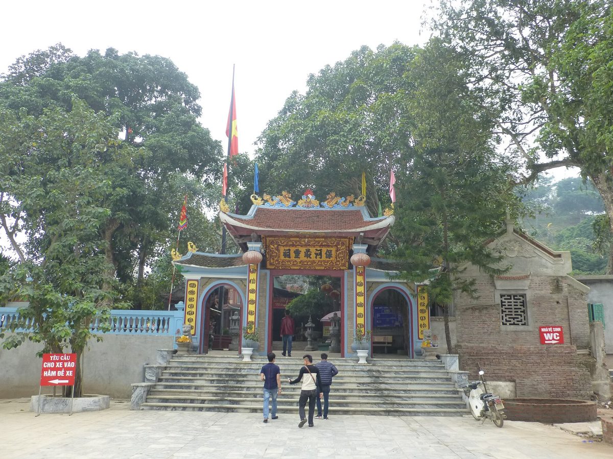 Temple Bảo Hà, located on the shore of the Red River in Bảo Hà Rural Commune (physically, a small town), Bảo Yên District, Lao Cai Province.