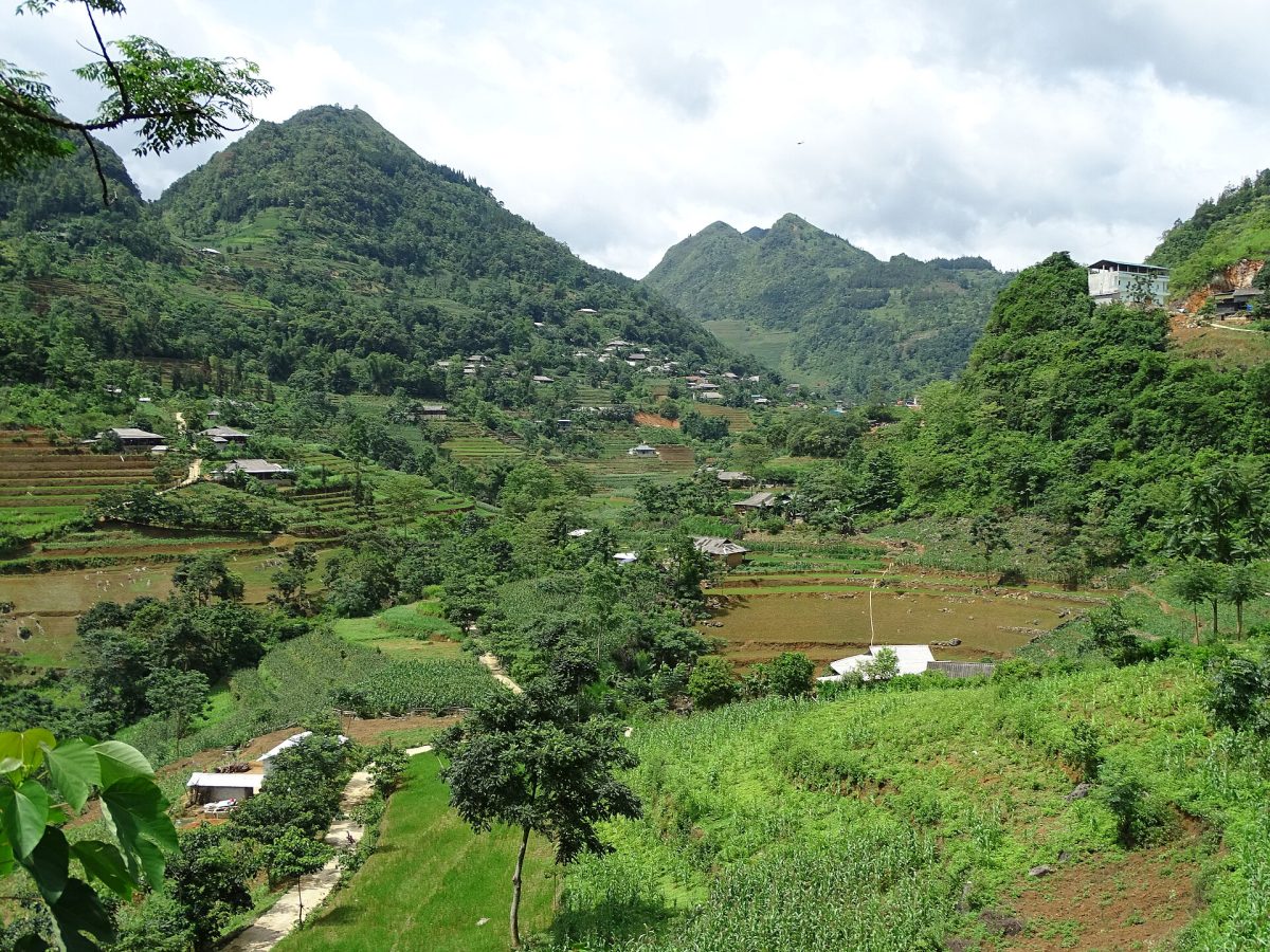Thung lũng, bản làng và nương ruộng tại Cán Cấu, Si Ma Cai; ảnh chụp năm 2019. Ảnh: Adam Jones/Wikimedia Commons, CC BY-SA 2.0.