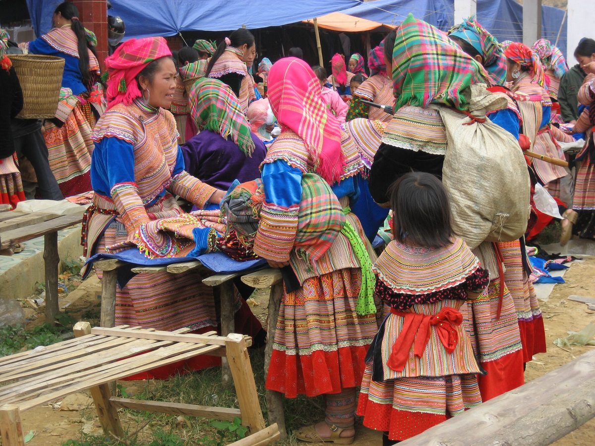 Một góc trao đổi hàng hóa tại chợ Cán Cấu; ảnh tư liệu năm 2007.