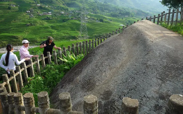 Bãi đá cổ Sa Pa ở thung lũng Mường Hoa và chuyện chạm khắc