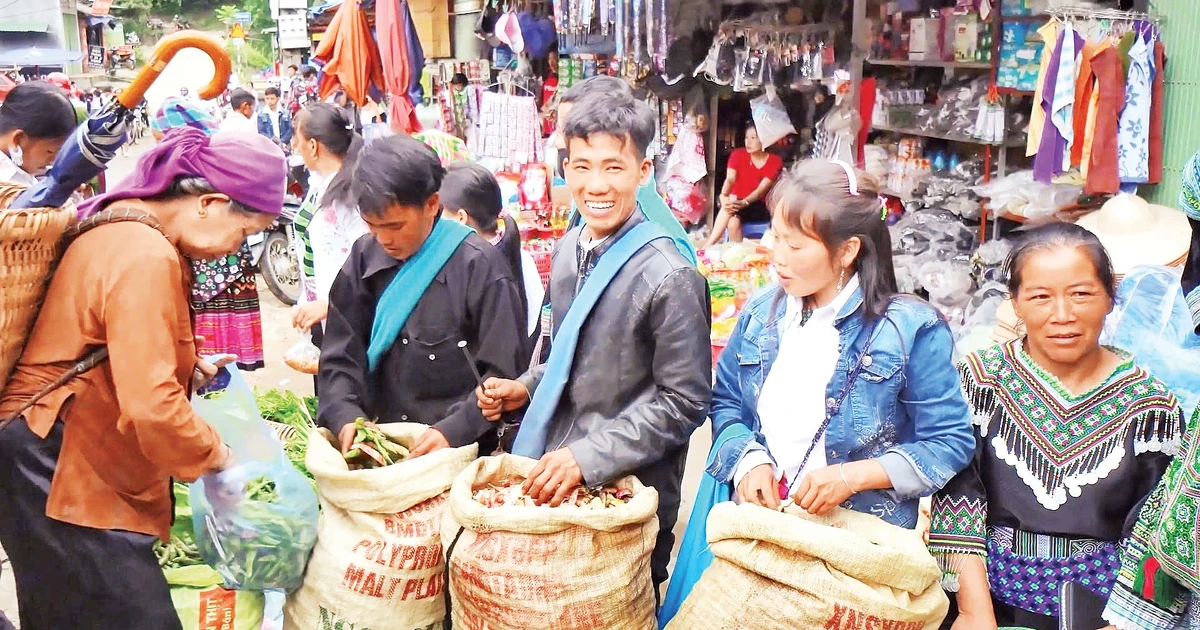 Ăn chợ phiên Mường Hum: thắng cố, xôi màu và nhịp vùng cao